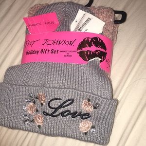 🔴 Hat & infinity scarf gift set  3/$20 ($8 items)